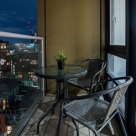 14th Floor 2-bed With Stunning Views *